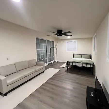 Single Room W/ Private Entrance - Shared Bathroom